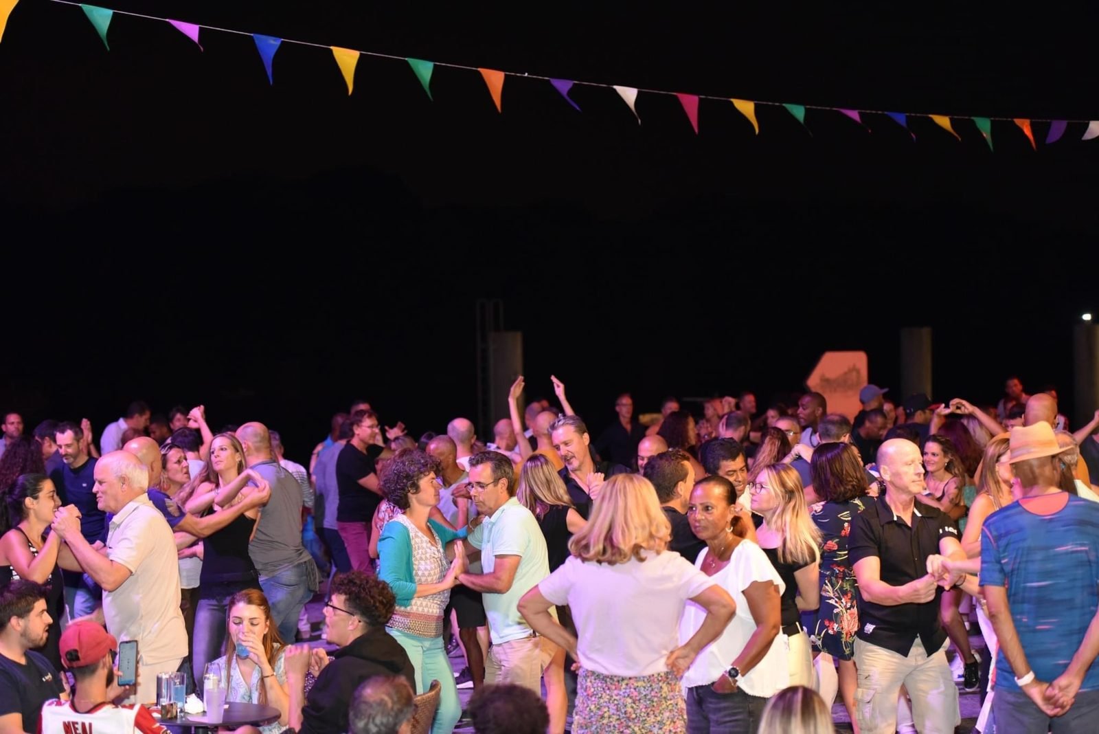Cours de danse devant Le Bouquet, août 2022